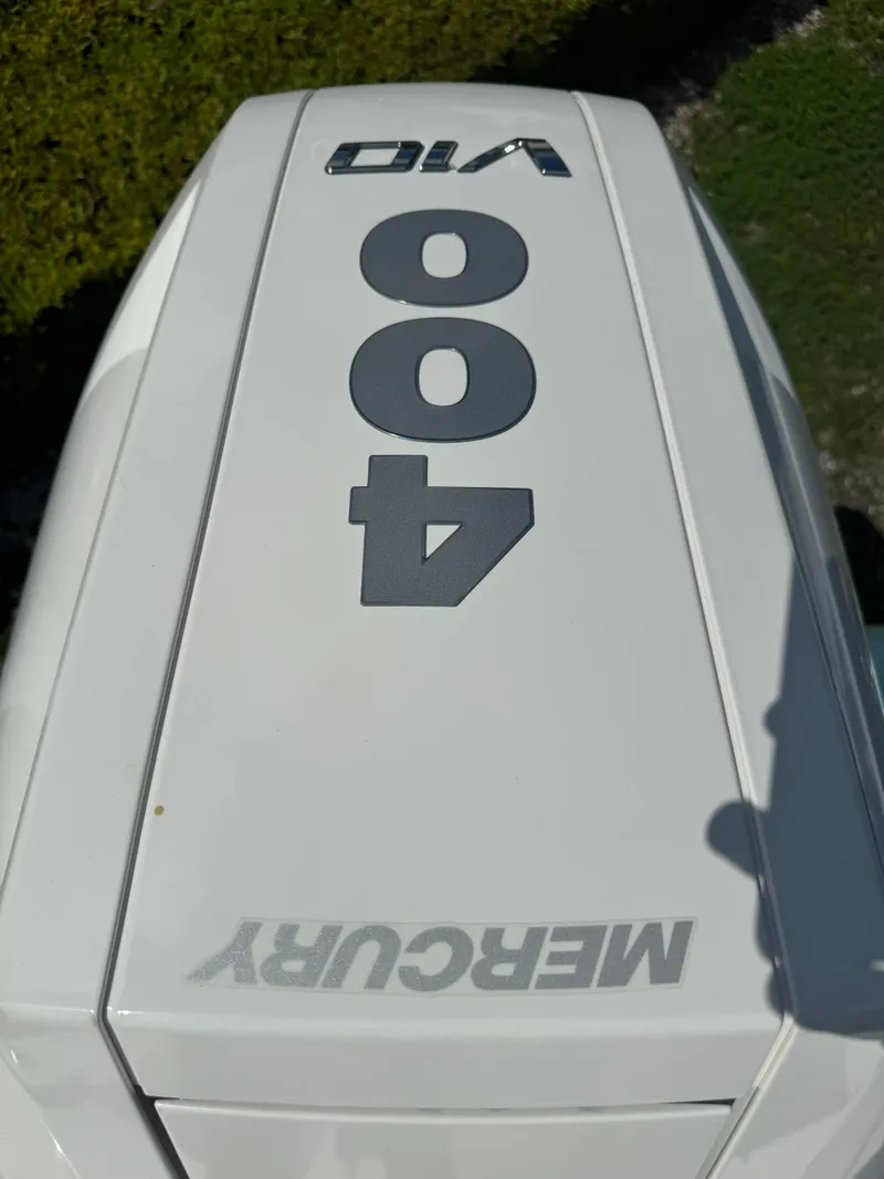 Slide: The Image of Mercury 400 V10 engine on 2025 Robalo 266 Cayman SD boat. - 4