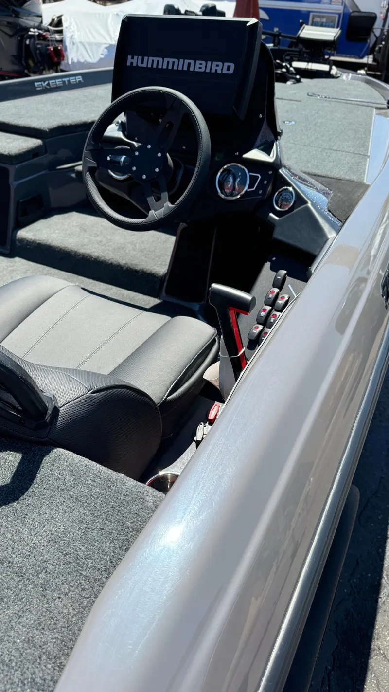 Slide: The Image of 2025 Skeeter ZXR20 - 3