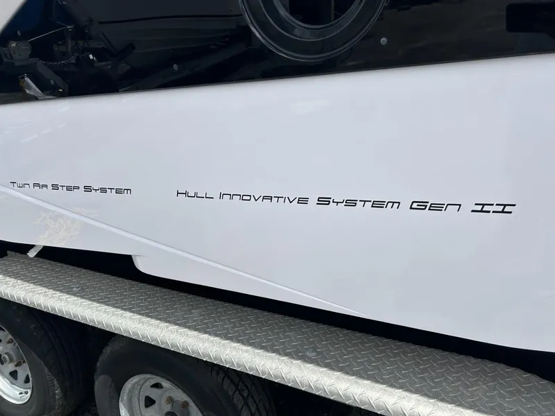 Slide: The Image of 2025 Ranieri 330LX boat with Hull Innovative System Gen II design. - 25