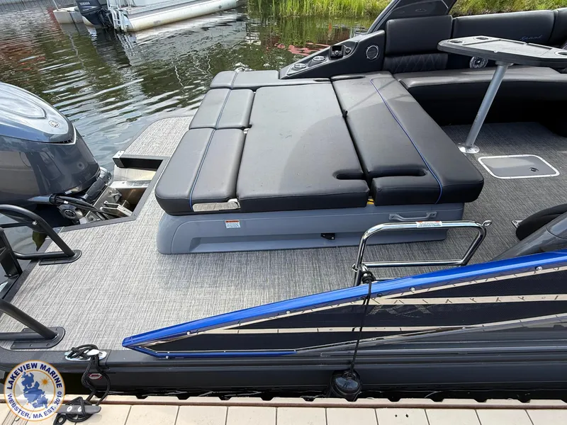 Slide: The Image of 2024 Bennington RX 23 RXSBA pontoon boat with sleek seating and modern design. - 10