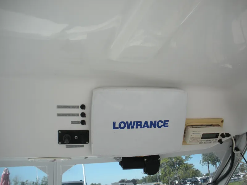Slide: The Image of Lowrance equipment on 1999 Baha Cruisers 290 King Cat Ht boat interior. - 8