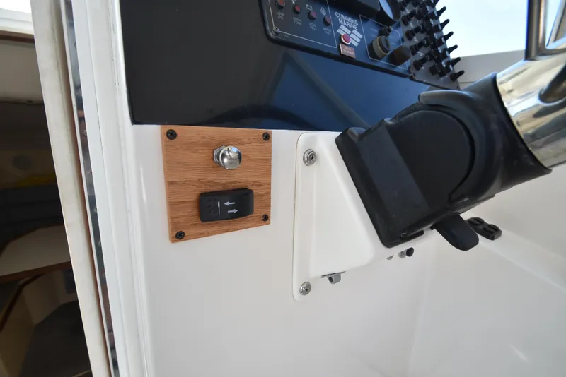 Slide: The Image of 1998 Albin 28 TE, Bow Thruster control - 11