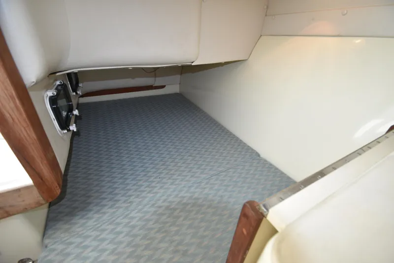 Slide: The Image of 1998 Albin 28 TE, port side mini-berth - 18