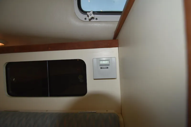 Slide: The Image of 1998 Albin 28 TE, Reverse Cycle Heat/Air Conditioning controls - 25
