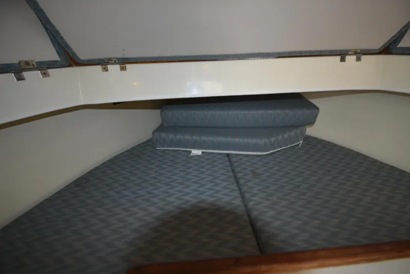 Slide: The Image of 1998 Albin 28 TE, dinette forward storage - 29