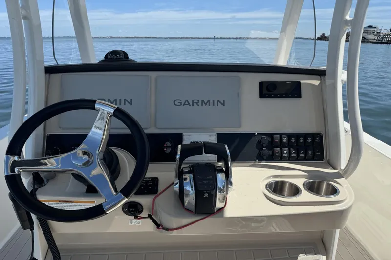 Slide: The Image of Boston Whaler 270 Dauntless 2022 - 12