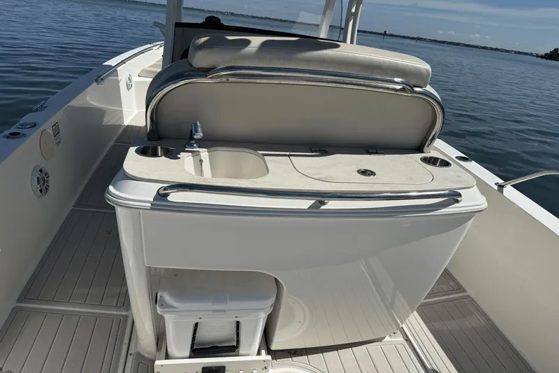 Slide: The Image of Boston Whaler 270 Dauntless 2022 - 14
