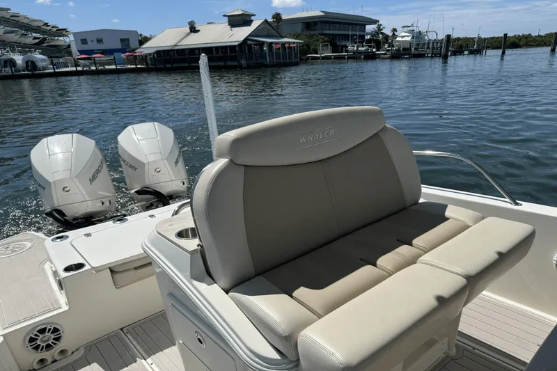 Slide: The Image of Boston Whaler 270 Dauntless 2022 - 15