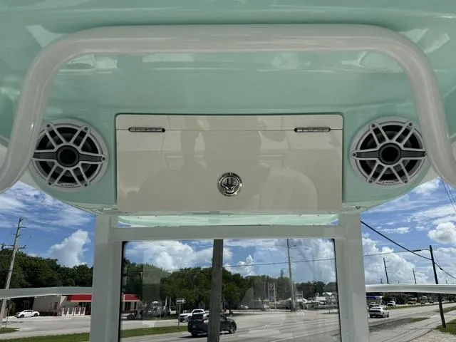 Slide: The Image of Robalo 266 Cayman SD 2025 - 10