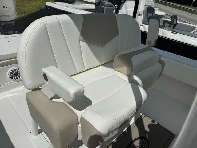 Slide: The Image of Robalo 266 Cayman SD 2025 - 11