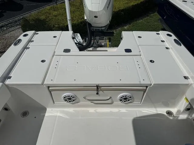 Slide: The Image of Robalo 266 Cayman SD 2025 - 12