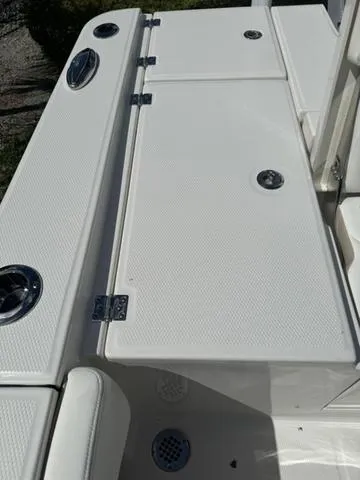 Slide: The Image of Robalo 266 Cayman SD 2025 - 15