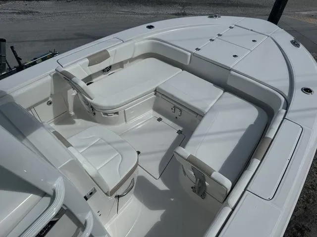 Slide: The Image of Robalo 266 Cayman SD 2025 - 17