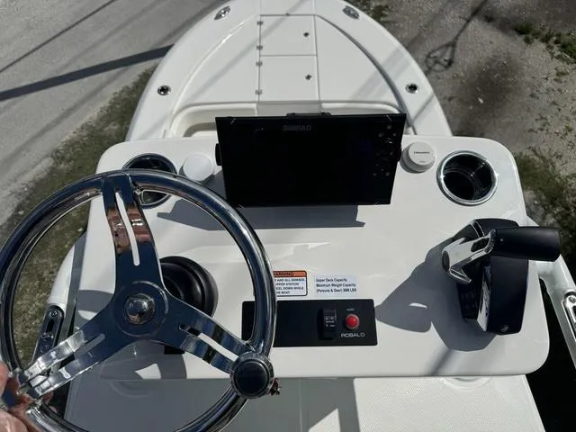 Slide: The Image of Robalo 266 Cayman SD 2025 - 29