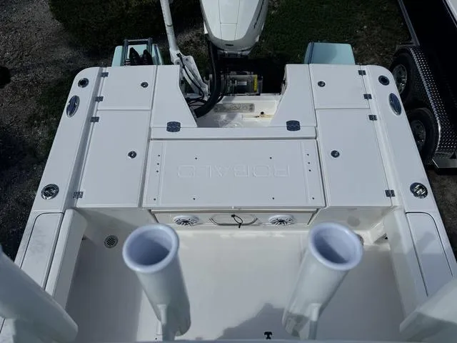 Slide: The Image of Robalo 266 Cayman SD 2025 - 32