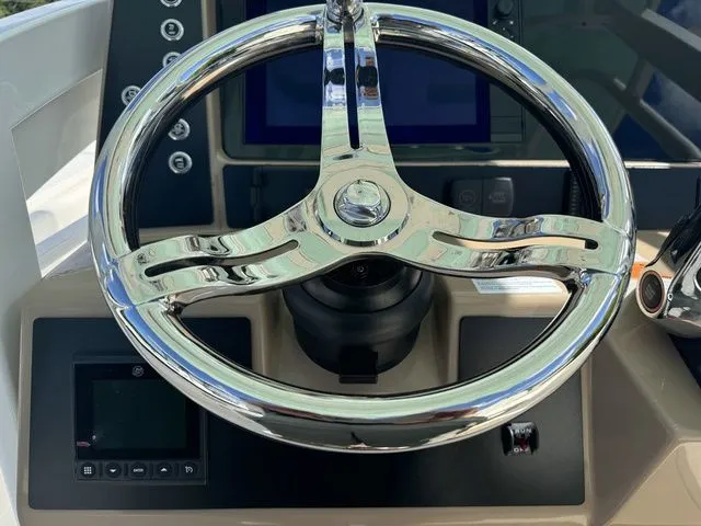 Slide: The Image of Robalo 266 Cayman SD 2025 - 40