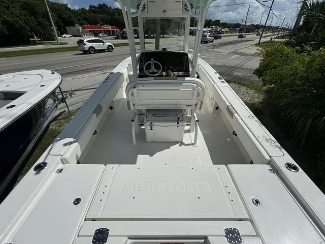 Slide: The Image of Robalo 266 Cayman SD 2025 - 5
