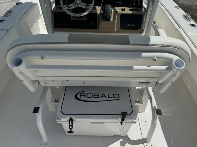 Slide: The Image of Robalo 266 Cayman SD 2025 - 8