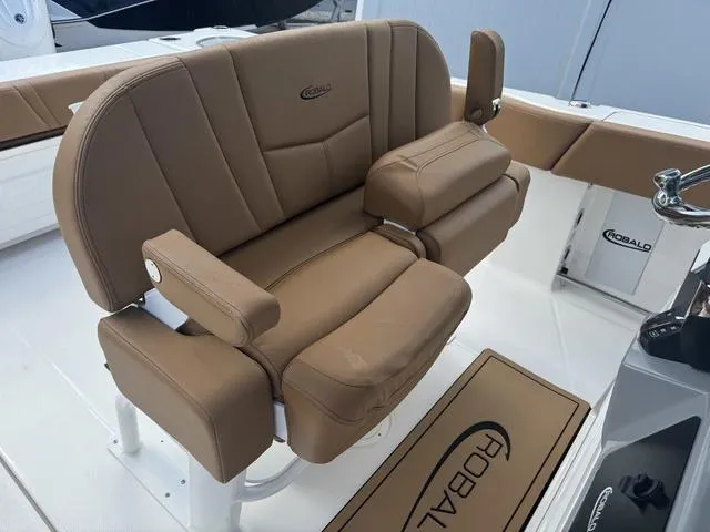 Slide: The Image of Robalo R250 Center Console 2025 - 10