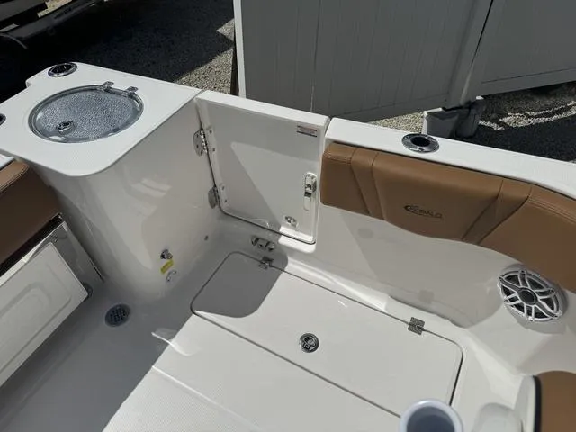 Slide: The Image of Robalo R250 Center Console 2025 - 12