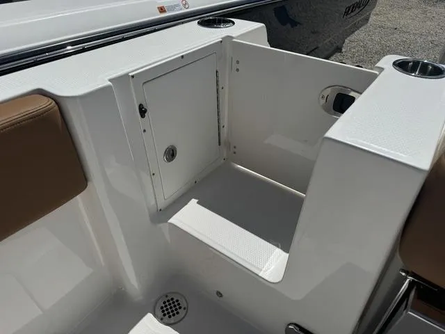 Slide: The Image of Robalo R250 Center Console 2025 - 18