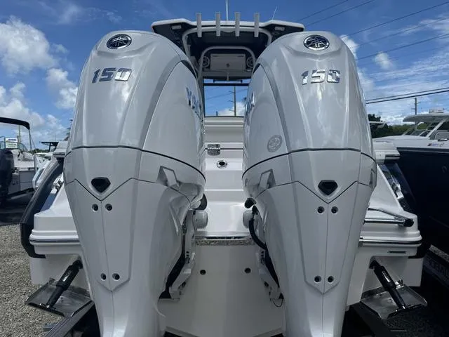 Slide: The Image of Robalo R250 Center Console 2025 - 3