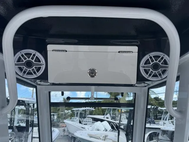 Slide: The Image of Robalo R250 Center Console 2025 - 8