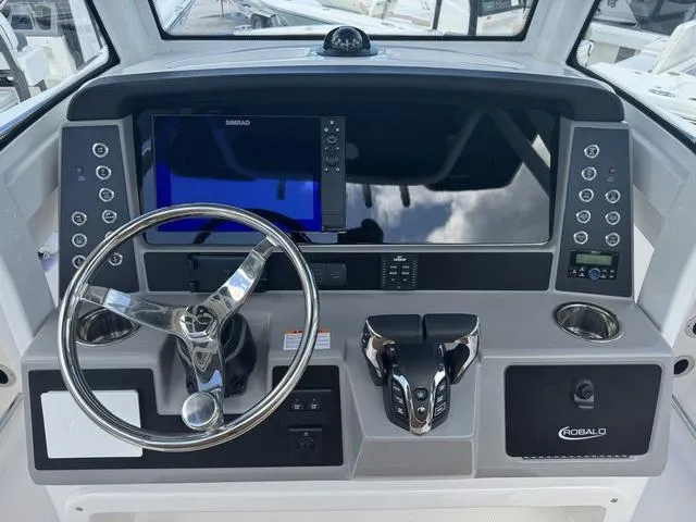 Slide: The Image of Robalo R250 Center Console 2025 - 9