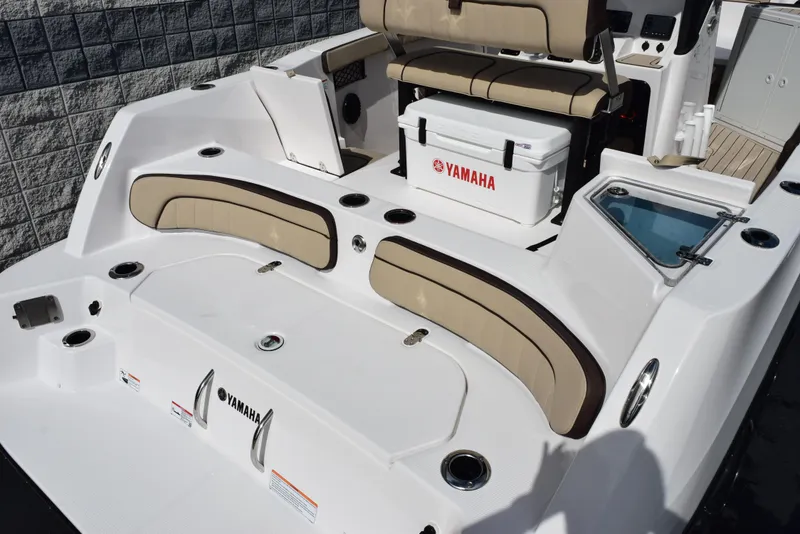 Slide: The Image of 2025 Yamaha Boats 222 FSH Sport E, featuring spacious seating and storage. - 6