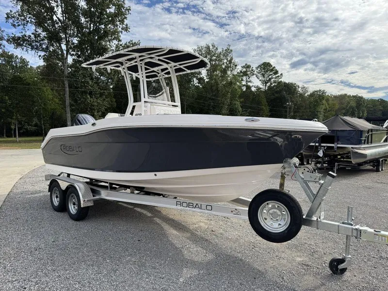 The Image of Robalo R200 Center Console 2025 - 0