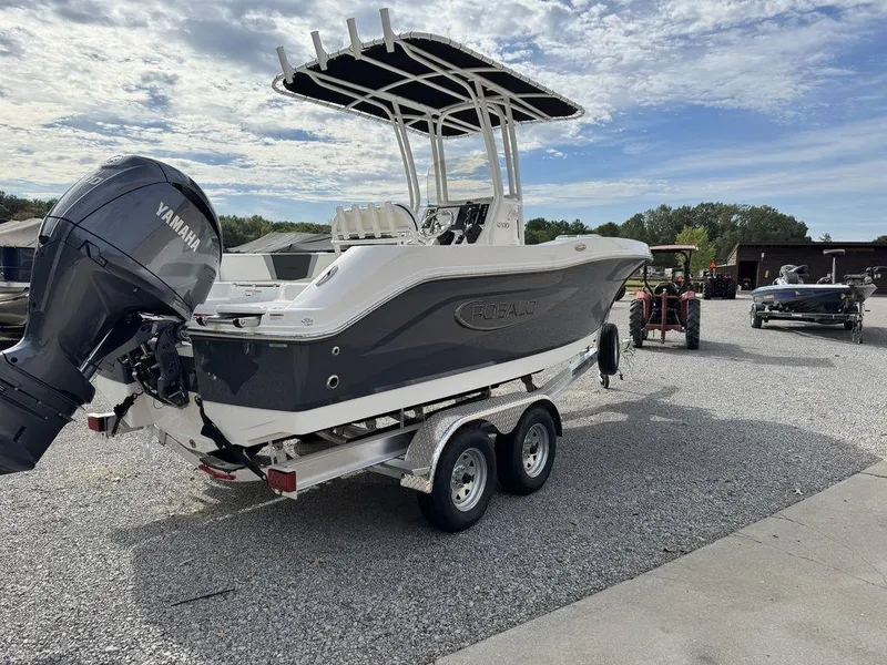 Slide: The Image of Robalo R200 Center Console 2025 - 3