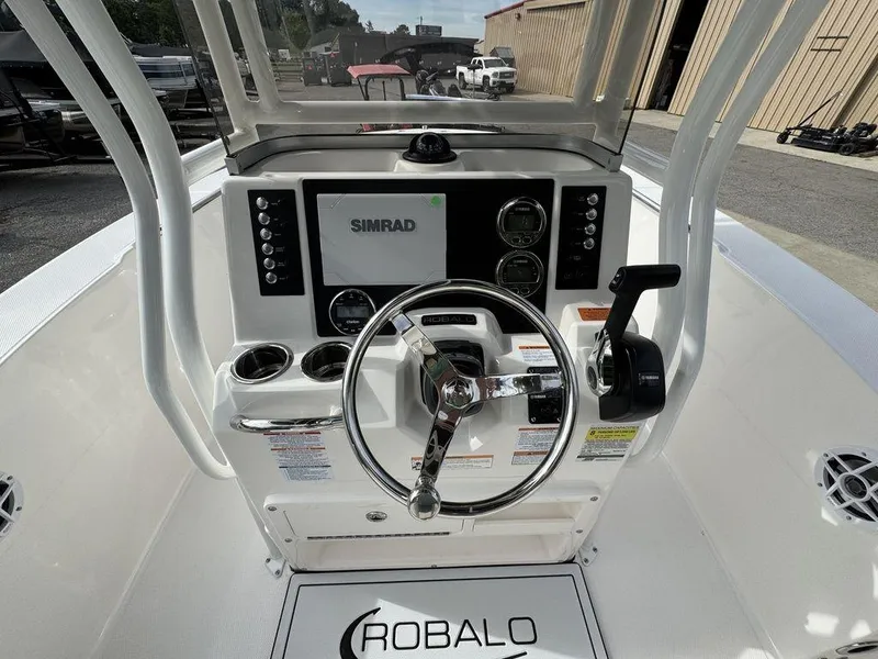 Slide: The Image of Robalo R200 Center Console 2025 - 5