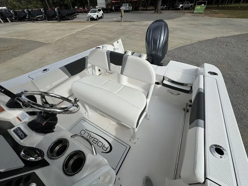 Slide: The Image of Robalo R200 Center Console 2025 - 6