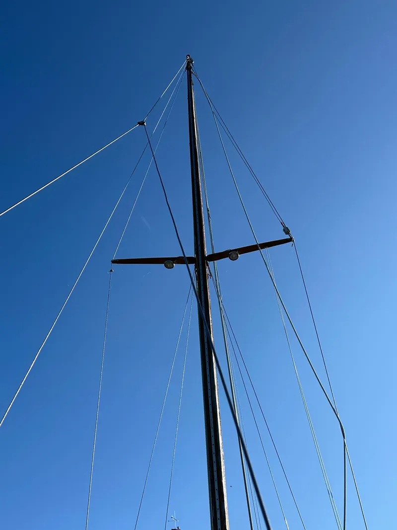 Slide: The Image of Mast of 1972 Mariner 31 Ketch sailboat against clear blue sky. - 6