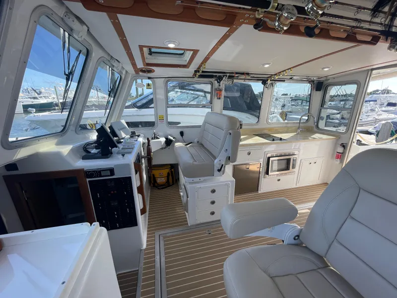 Slide: The Image of Dual helm seat - 32