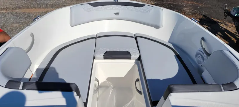 Slide: The Image of Bayliner ELEMENT 19 2024 - 12