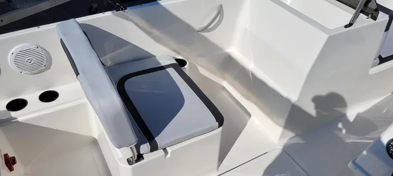 Slide: The Image of Bayliner ELEMENT 19 2024 - 4