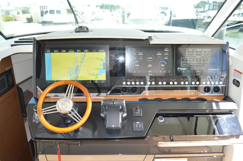 Slide: The Image of Tiara 48 LS - Electronics - 46