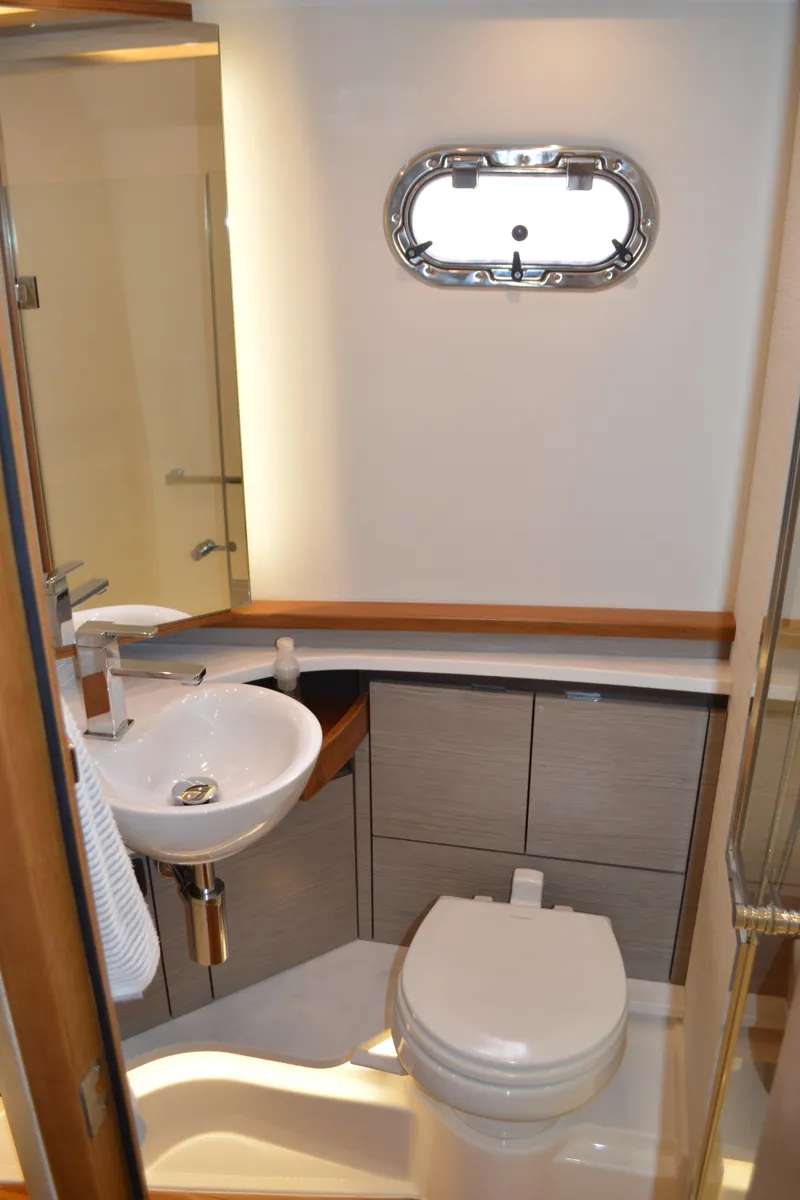 Slide: The Image of Tiara 48 LS - Head - 65