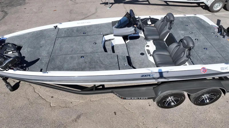 Slide: The Image of 2025 Skeeter ZXR21 - 4