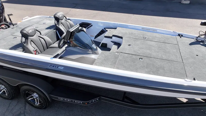 Slide: The Image of 2025 Skeeter ZXR21 - 7