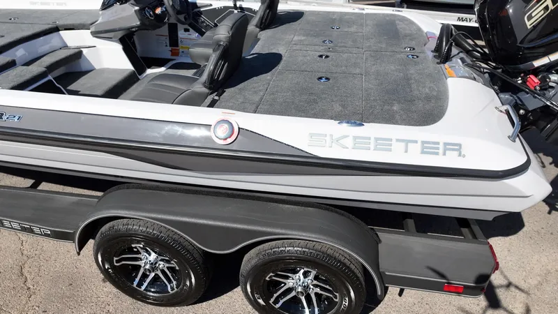 Slide: The Image of 2025 Skeeter ZXR21 - 9