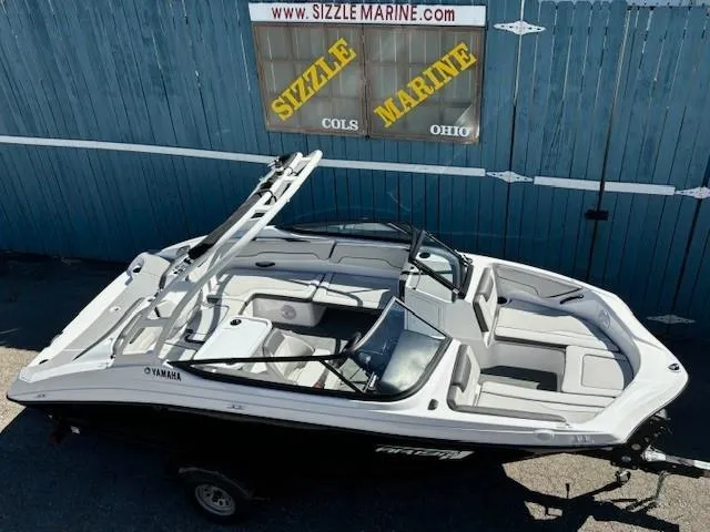 Slide: The Image of 2025 Yamaha AR190 boat displayed at Sizzle Marine, Ohio. - 6