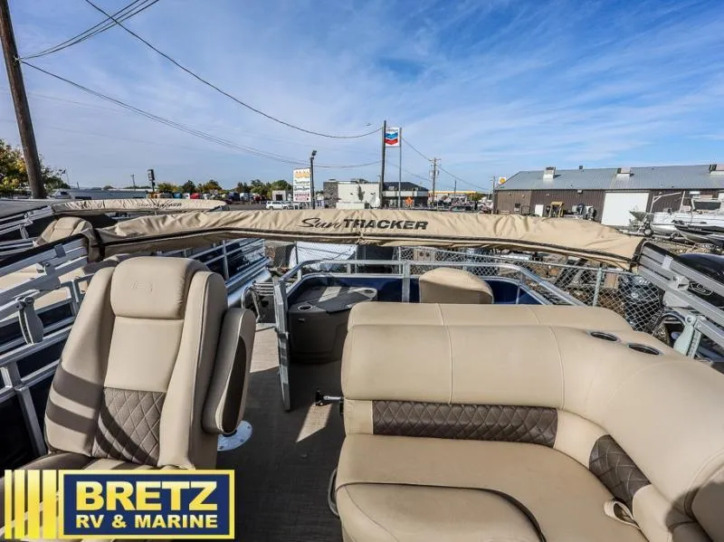 Slide: The Image of Fishin' Barge 20 DLX 2025 - 10