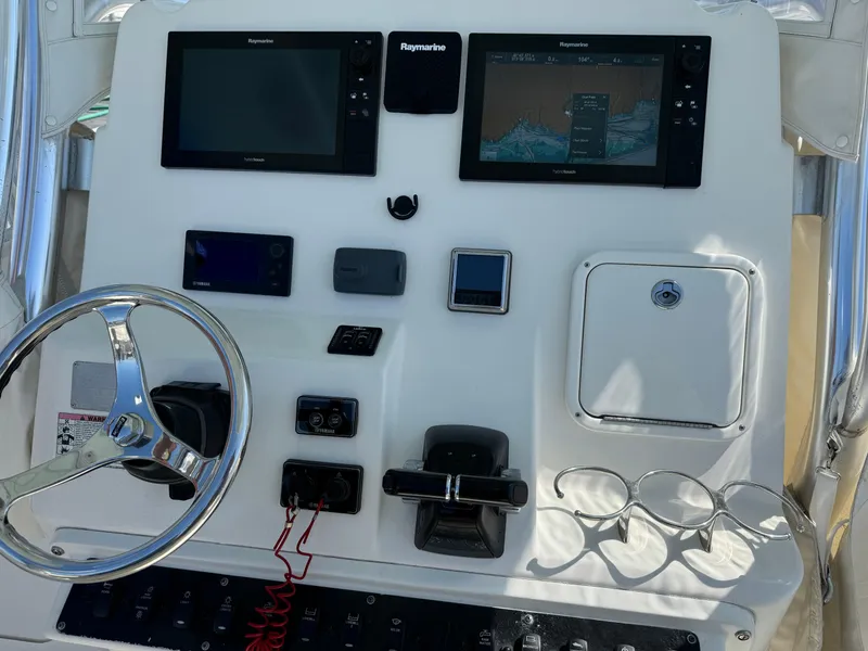 Slide: The Image of Century 3200 Center Console 2015 dashboard with navigation and control systems. - 31