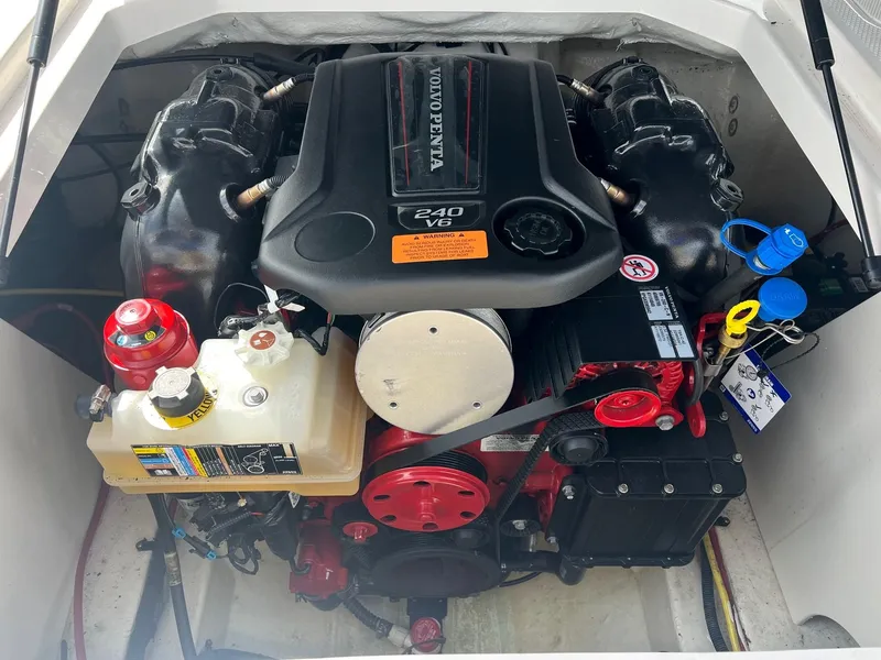 Slide: The Image of Volvo Penta engine in 2021 Chaparral 21 Surf boat, detailed view. - 5