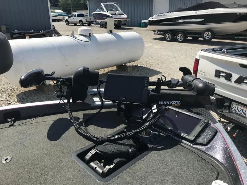 Slide: The Image of 2017 Ranger Z520 Comanche boat with Minn Kota trolling motor and electronics. - 23