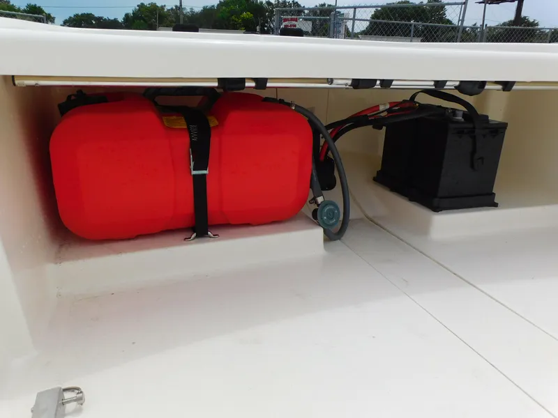 Slide: The Image of 2006 Sea Ray 205 Sport boat storage with red fuel tank and black battery. - 17