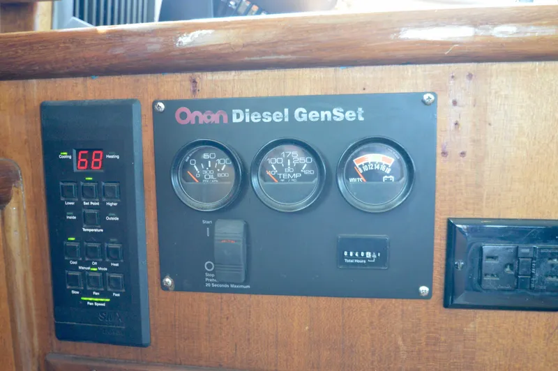 Slide: The Image of Hatteras 53 Motor Yacht 1979 - 25