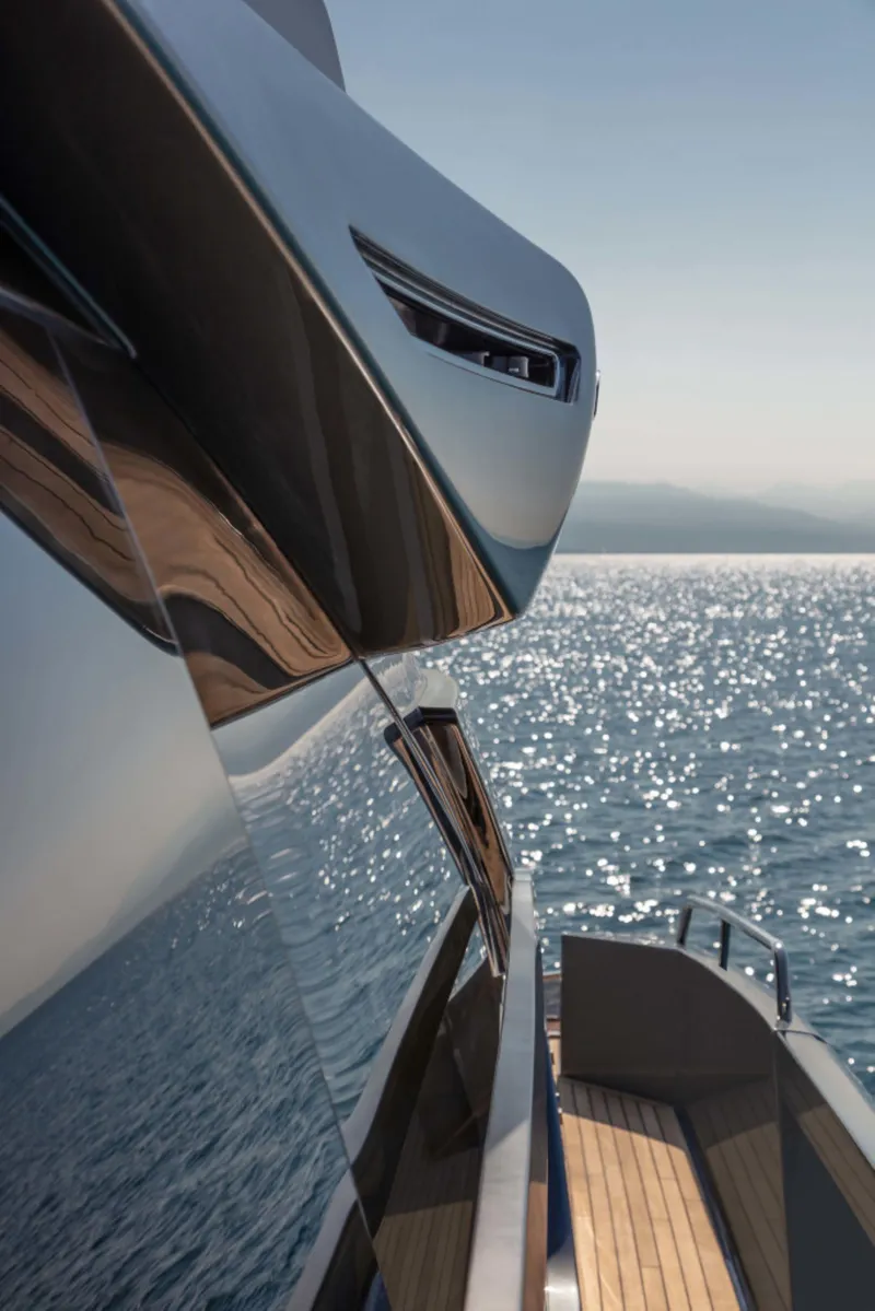 Slide: The Image of Riva 88' Folgore 2027 - 10